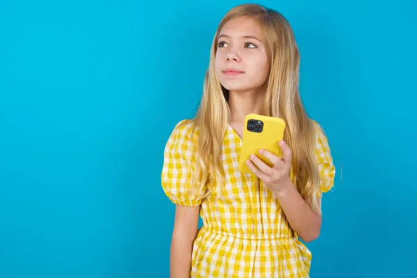 Hermosa Chica Caucásica Con Vestido Sostiene Teléfono Móvil Utiliza Internet — Foto de Stock