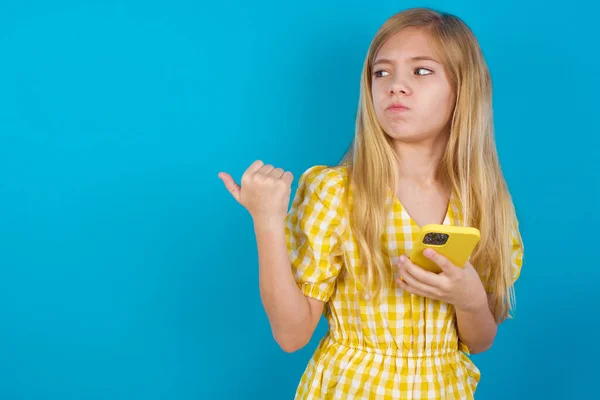 Mooi Blank Meisje Dragen Jurk Punten Duim Weg Toont Lege — Stockfoto