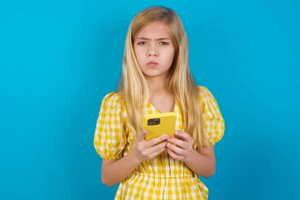 Upset Dissatisfied Beautiful Caucasian Girl Wearing Dress Uses Mobile Software — Stock Photo, Image