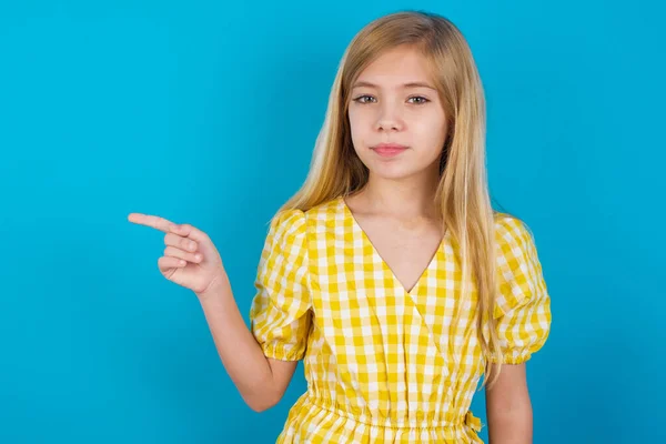 Schöne Kaukasische Mädchen Kleid Zeigt Zur Seite Auf Leeren Raum — Stockfoto