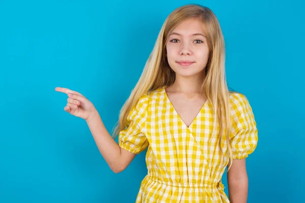 Positivo Hermosa Chica Caucásica Con Vestido Con Expresión Satisfecha Indica —  Fotos de Stock