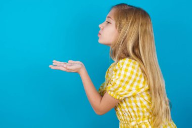 Profilde, hava öpücüğü gönderen elbise giymiş güzel beyaz bir kızın portresi var.
