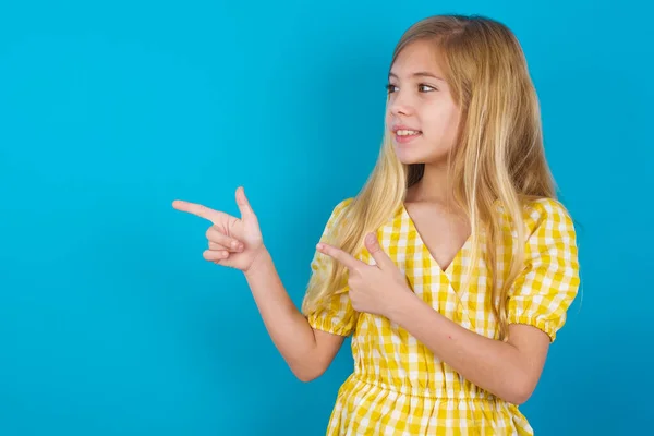 Optimistische Schöne Kaukasische Mädchen Tragen Kleidungspunkte Mit Beiden Händen Und — Stockfoto