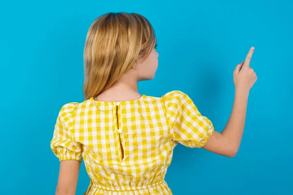 Mooi Blank Meisje Dragen Jurk Wijzend Naar Object Kopieerruimte Achteraanzicht — Stockfoto