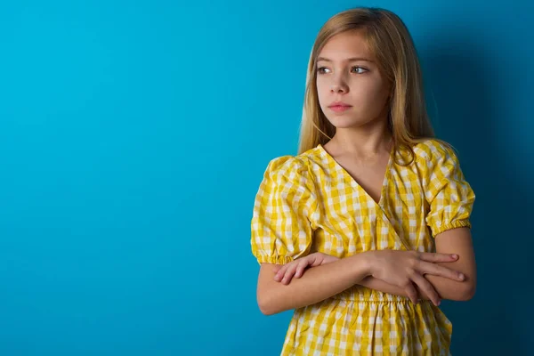 Grave Bela Menina Caucasiana Vestindo Vestido Mantém Mãos Cruzadas Fica — Fotografia de Stock