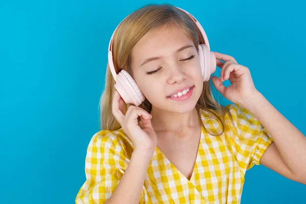 Mooi Blank Meisje Draagt Jurk Met Hoofdtelefoon Haar Hoofd Luistert — Stockfoto