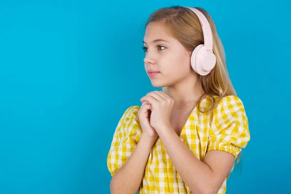 Mooi Kaukasisch Meisje Dragen Jurk Met Stereo Koptelefoon Luisteren Naar — Stockfoto