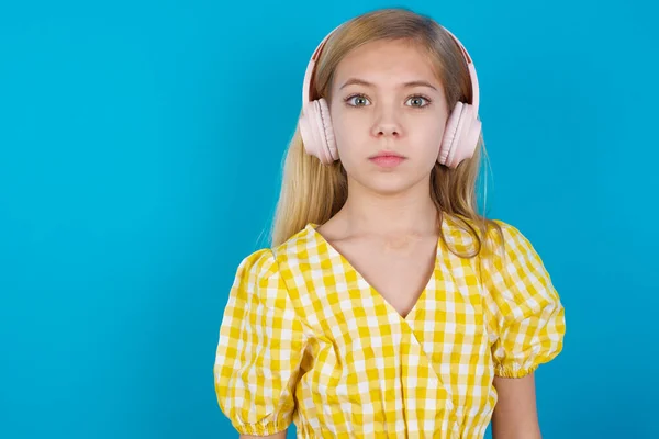 Hermosa Chica Caucásica Usando Vestido Con Auriculares Estéreo Escuchando Música —  Fotos de Stock