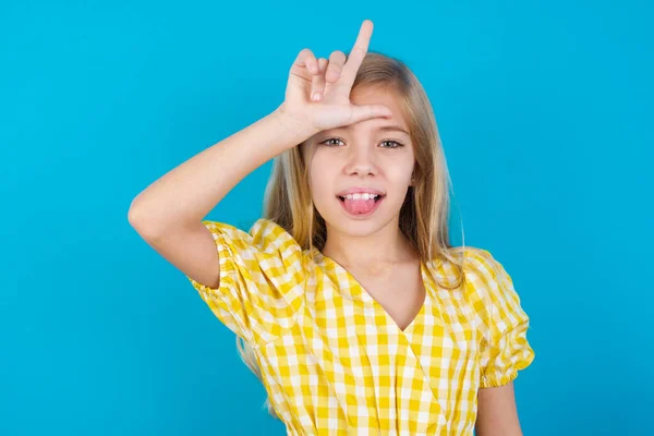 Divertente Bella Ragazza Caucasica Indossa Vestito Rendendo Gesto Perdente Beffardo — Foto Stock