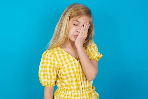 Mooi Blank Meisje Dragen Jurk Met Droevige Uitdrukking Bedekken Gezicht — Stockfoto