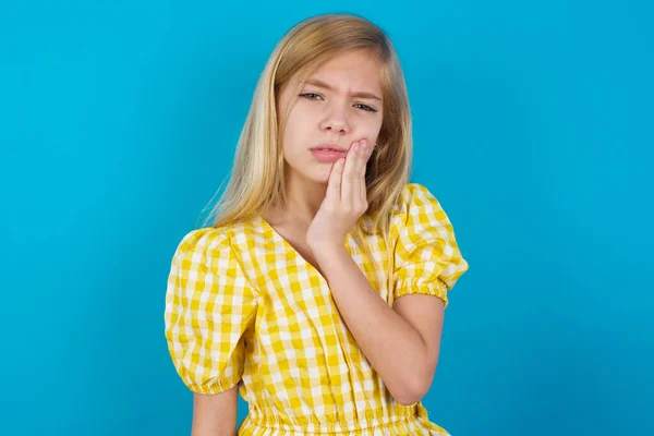 Güzel Beyaz Kız Mavi Arka Planda Diş Ağrısı Olan Bir — Stok fotoğraf