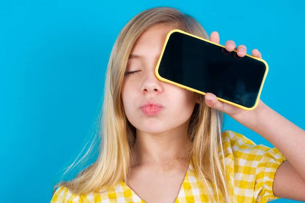 Schattig Mooi Blank Meisje Dragen Jurk Met Moderne Smartphone Bedekking — Stockfoto