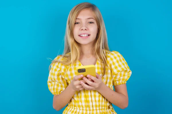 Hermosa Chica Caucásica Usando Vestido Sosteniendo Teléfono Inteligente Mientras Que — Foto de Stock