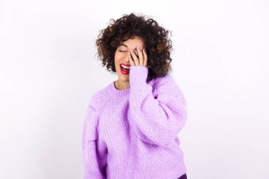  Süveter giyen latin kadın avuçlarını avuçlar ve geniş gülümser, kıkırdar. Komik espriler duyar.