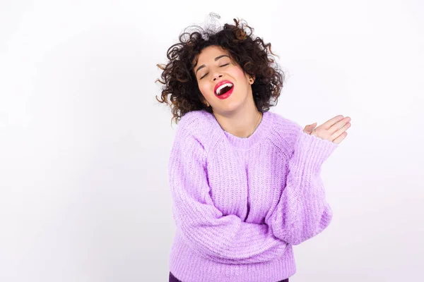 Overblij Succesvolle Latin Vrouw Dragen Trui Verhoogt Palm Sluit Ogen — Stockfoto