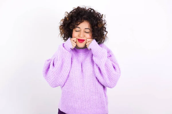 Tevreden Latijnse Vrouw Draagt Trui Met Gesloten Ogen Houdt Handen — Stockfoto