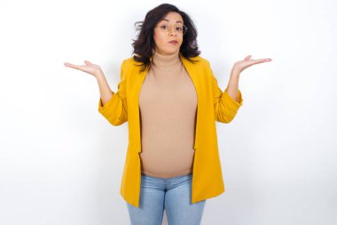 Kafası karışmış, kolları açık, omuzlarını silkmiş, 