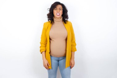 Çılgın hamile kadın gelen gürültüden rahatsız olduğu için dişlerini öfkeyle sıkar. Olumsuz duygu kavramı.