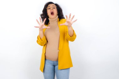 Tatminsiz hamile kadın kaşlarını çatar, iğrenç bir ifadesi vardır, dilini gösterir, itaatsizlik eder, birine kızar..