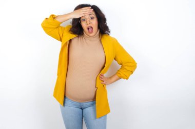 Sarı ceketli hamile bir iş kadını alnına dokunuyor, şaşırtıcı bir şey duyuyor, iyi haberler aldığına seviniyor, rahatlıyor. Neredeyse başım belaya giriyordu..