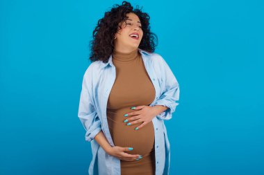 Hamile kadın çok mutlu ve yeni planlar için heyecanlı..