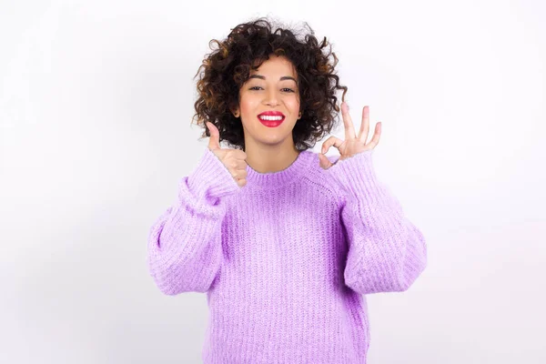 Donna Latina Che Indossa Maglione Sorridente Dall Aspetto Felice Spensierato — Foto Stock