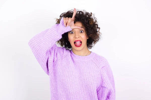 Jovem Bela Mulher Hispânica Vestindo Gestos Suéter Com Dedo Testa — Fotografia de Stock