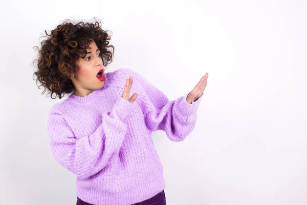 Mujer Hispana Joven Disgustada Hermosa Usando Suéter Mantiene Las Manos —  Fotos de Stock