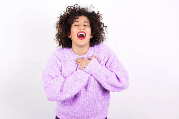 Jong Mooi Latino Vrouw Dragen Trui Uitdrukt Happines Lacht Aangenaam — Stockfoto