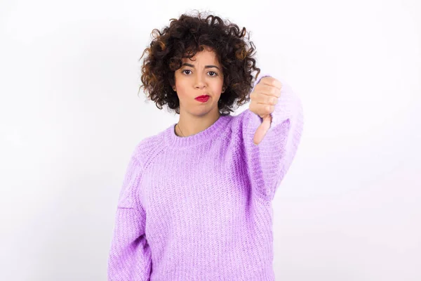 若い美しいヒスパニック女性は 不幸で怒っているセーターを着て 親指のジェスチャーで拒絶と否定を示しています バッド表現 — ストック写真