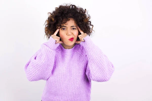 Mujer Latina Joven Concentrada Seria Hermosa Que Usa Suéter Mantiene —  Fotos de Stock