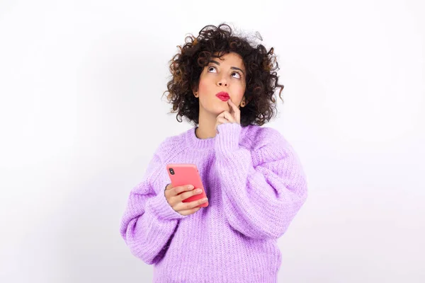Joven Hermosa Mujer Hispana Usando Suéter Piensa Profundamente Algo Utiliza —  Fotos de Stock