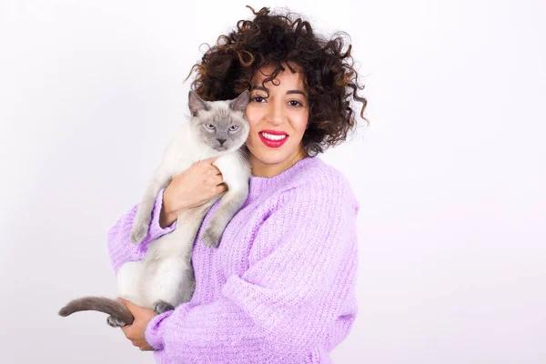 Mladá Krásná Latinská Žena Sobě Svetr Drží Kočka Izolovaném Pozadí — Stock fotografie