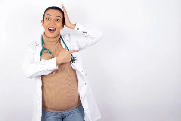 Mujer Doctora Embarazada Sintiéndose Positiva Tiene Expresión Asombrada Indica Algo — Foto de Stock