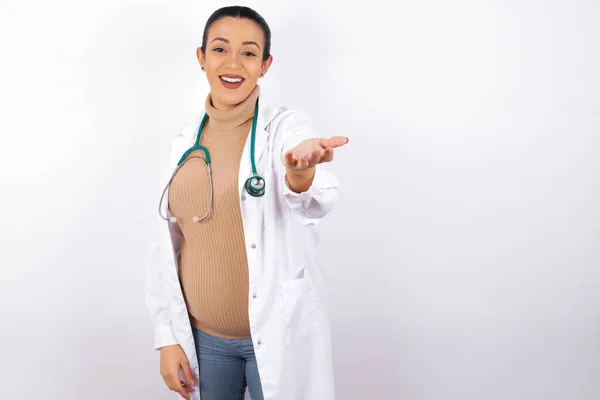 Mulher Médica Grávida Sorrindo Amigável Oferecendo Algo Com Mão Aberta — Fotografia de Stock
