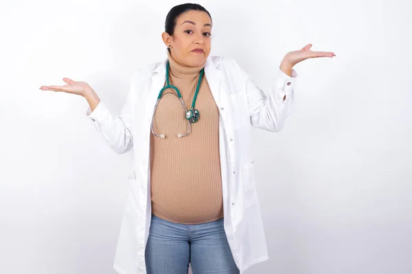 Forse Dubbia Donna Incinta Medico Scuote Spalle Sconcerto Cerca Prendere — Foto Stock