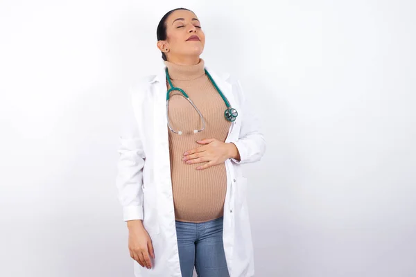 Soddisfatto Sorridente Donna Incinta Medico Indossa Uniforme Medica Tiene Mani — Foto Stock