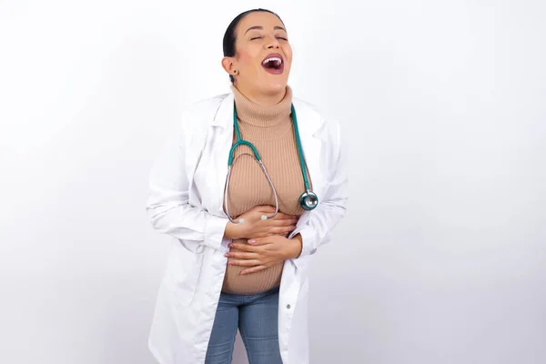 Mulher Médica Grávida Mantém Mãos Cruzadas Voz Alta Boa Piada — Fotografia de Stock