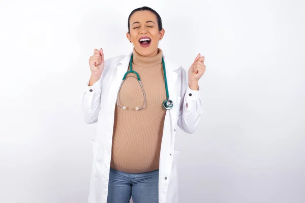 Ciężarne Lekarz Kobieta Raduje Się Jego Sukces Zwycięstwo Zaciskając Pięści — Zdjęcie stockowe