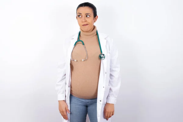 Stupito Perplesso Donna Medico Incinta Curve Labbra Preoccupato Sguardo Vede — Foto Stock