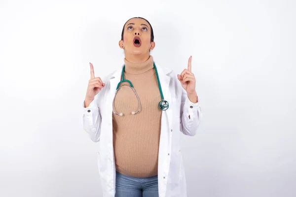 Grávida Médico Mulher Sendo Surpreendido Surpreso Olhando Apontando Para Cima — Fotografia de Stock
