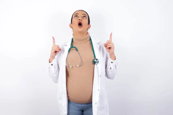 Mujer Doctora Embarazada Asombrada Sorprendida Mirando Señalando Con Los Dedos — Foto de Stock