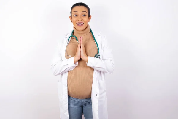 Mujer Doctora Embarazada Mantiene Las Palmas Juntas Tiene Expresión Complacida —  Fotos de Stock