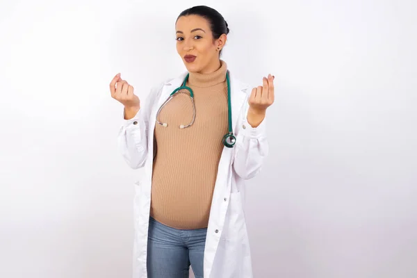 Kobieta Ciąży Lekarz Mundurze Medycznym Zarabianie Pieniędzy Gest — Zdjęcie stockowe