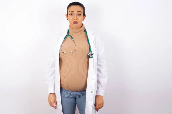 Gravid Läkare Kvinna Gråter Desperat Och Deprimerad Med Tårar Ögonen — Stockfoto