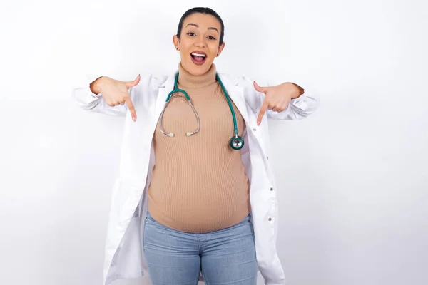 Mujer Doctora Embarazada Con Expresión Positiva Apunta Hacia Abajo Con — Foto de Stock