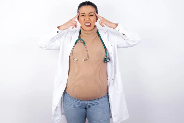 Mulher Médica Grávida Concentrando Duro Uma Ideia Com Olhar Sério — Fotografia de Stock