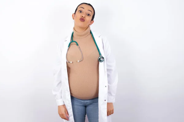 Mujer Doctora Embarazada Mantiene Los Labios Como Besar Alguien Tiene — Foto de Stock
