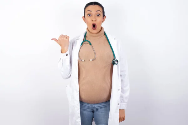 Embarazada Mujer Doctora Embarazada Señala Con Pulgar Lejos Indica Algo — Foto de Stock