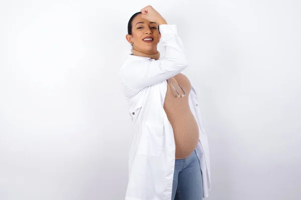 Беременная Женщина Врач Медицинской Форме Показывает Мышцы После Тренировки Концепция — стоковое фото